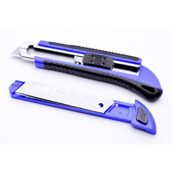 Cutter profesional cu lama de 18mm si 3 lame rezerva
