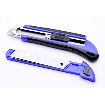 Cutter profesional cu lama de 18mm si 3 lame rezerva